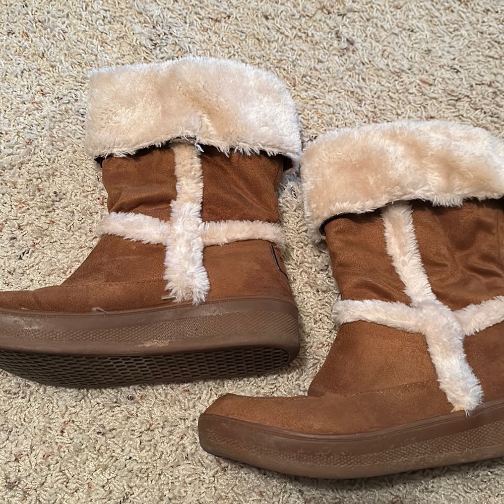 Faux fur lined boots.
